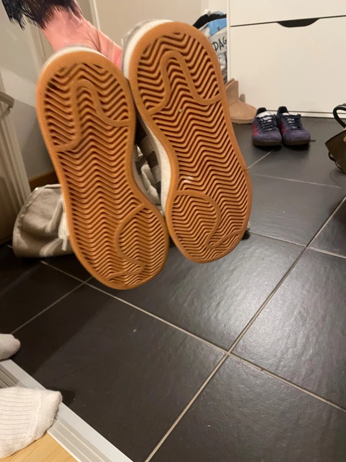 Grå Adidas Campus sneakers i mocka - 4