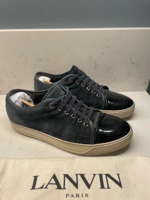 Lanvins - Snygga blåa sneakers från Lanvin med ovandel i mjuk mocka och glansig lackad tå. Skorna har rund tå, snörning och en beige platt sula. Perfekt för dig som gillar stilrena och exklusiva sneakers med lyxig känsla. Bra till vintern några dagar Natalia deffekter storleken motsvarar 41-42 men passa allt mellan 41-44
