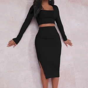  långkjol med slits + topp Blå - Säljer setet på bilden. Kjol + topp fast i blått.