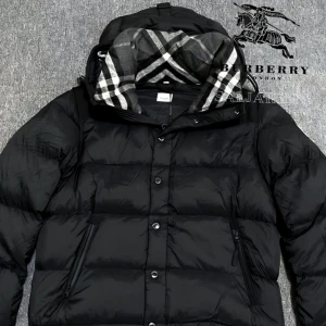 Burberry Puffer - Säljer en elegant och mångsidig Burberry-jacka i svart, i nyskick. Dunfodrad för värme och komfort med det klassiska rutmönstret i huvan som ger en exklusiv touch. Praktiska dragkedjefickor, avtagbar huva och diskret logopatch på ärmen. Passar M/L. Jackan är i princip som ny och utan defekter. En lyxig kombination av stil och funktion – perfekt för både vardag och tillfällen då du vill klä upp dig.  📦Snabb leverans - skickas samma dag📌.