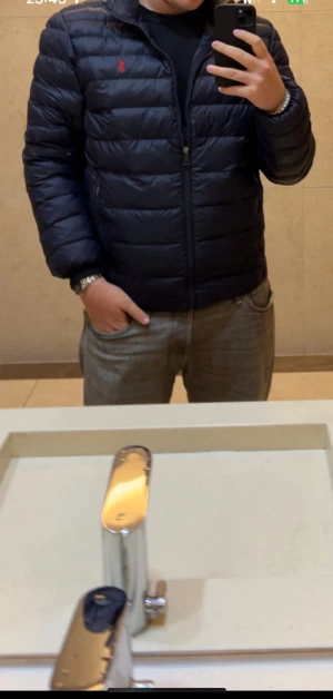 Mörkblå pufferjacka från Polo Ralph Lauren - Säljer en mörkblå pufferjacka från Polo Ralph Lauren med röd logga på bröstet. Använd en handfull gånger 