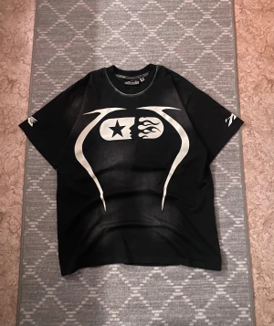 Svart Hellstar t-shirt med tryck - || Säljer en Hellstar Warm Up tshirt ||  || Storlek M, Stor i storleken då det är en baggy passform || || Buren ett fåtal gånger, i princip som ny ||  || Vid fler frågor skicka en DM |||| 