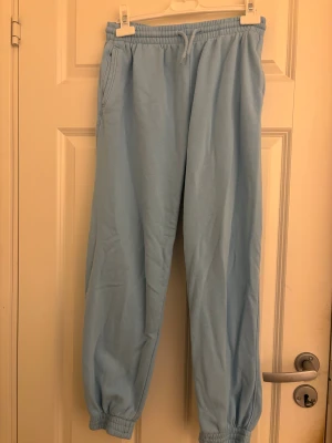 Ljusblå mjukisbyxor från H&M - Säljer ett par ljusblåa mjukisbyxor från H&M i storlek S. Dom ser lite konstiga ut där bak på bilden då det är mjukis men dom kommer ej att se ut så när man väll har på sig dom😊