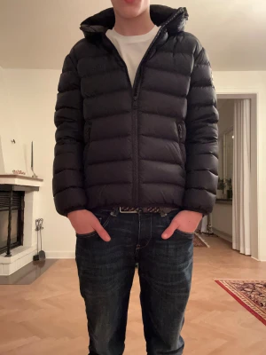 Comar jacka - Blå Colmar pufferjacka | Storkel - 14Y (166cm) | Skick : 9/10 | passar från ungefär 160- 170cm, beror lite på hur man vill att den ska sitta | Modellen på bilden är 170 //CDL