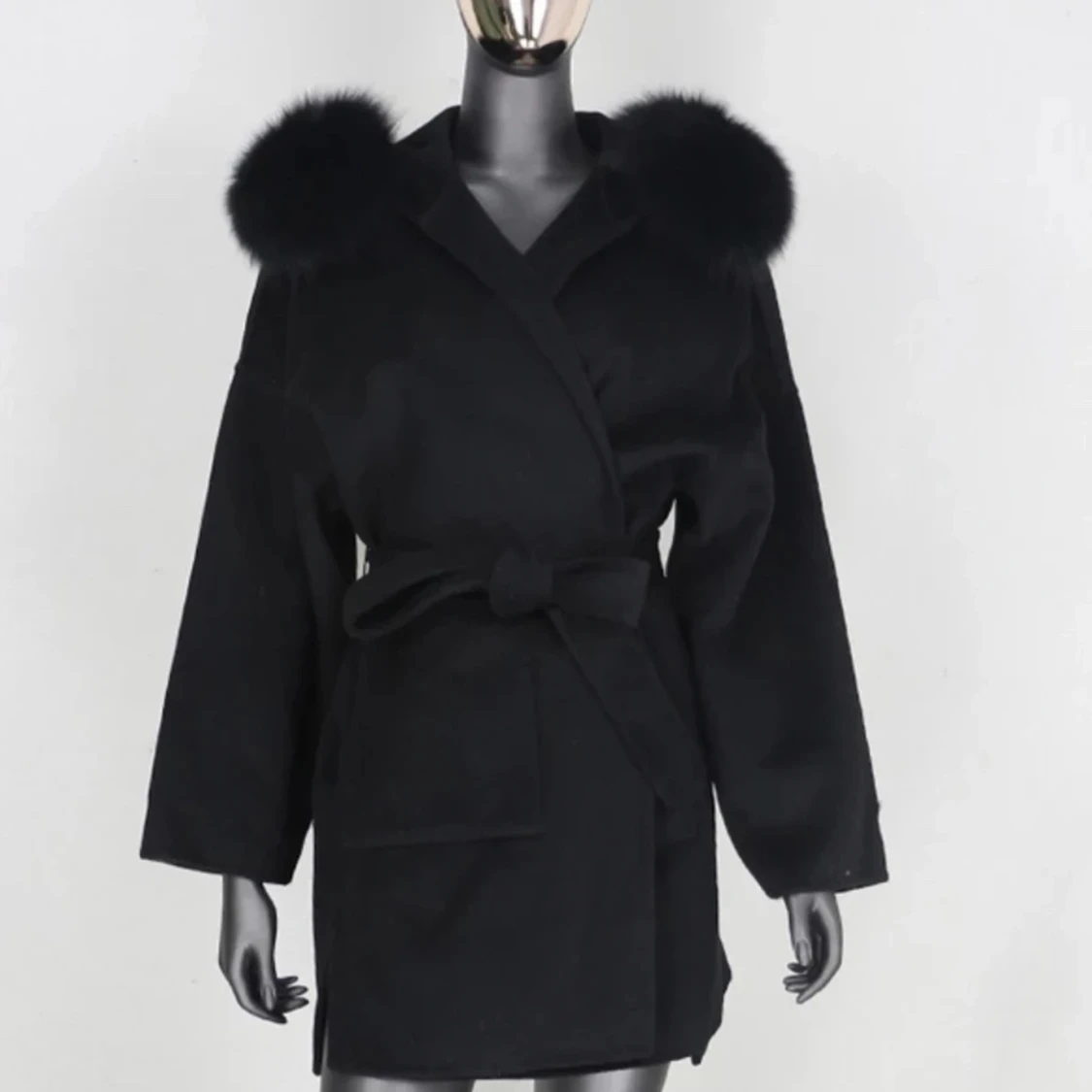 Svart kappa med pälsdetaljer