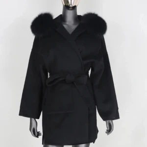 Svart kappa med pälsdetaljer - Snygg svart kappa med breda ärmar och pälsdetaljer på axlarna. Jackan har använts ett fåtal gånger men är som ny. Pris kan diskuteras.