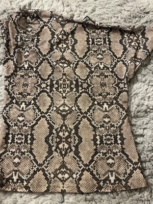 Topp i ordformat - Topp i ormformat. Från Gina Tricot, strl xs. Helt ny prislapp kvar. 