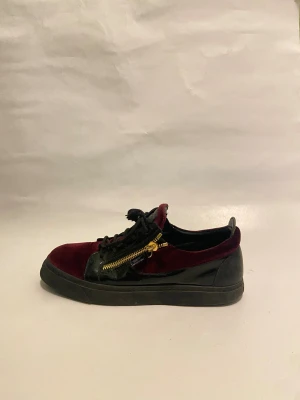 Giuseppi Zanotti Skor - Säljer dessa riktigt feta Giuseppi’s i en färgmatchningen vinröd och svart. Skorna har tecken på användning men inget gjort avtryck i defekter eller liknande. Skorna har inslag av mocka och läder. Tveka inte att höra av dig vid intresse!                        Priset är ej hugget i sten!⛏️