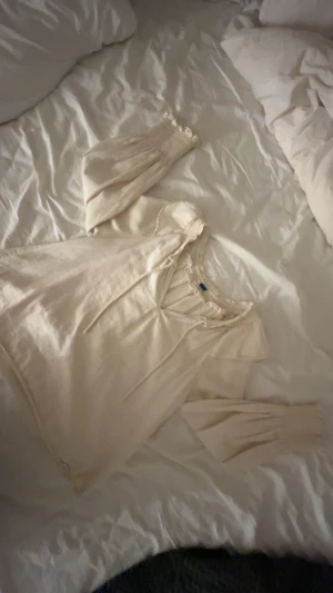 Blus  - Blus i nyskick! Köpt för 349!