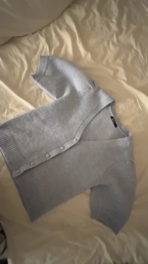 V-ringad stickad - Köpt från Gina, använd fåtal gånger!💕