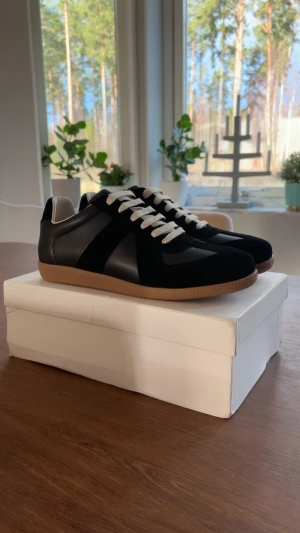 Maison Margiela Gats - Säljer nu dessa sjukt snygga sneakers ifrån Maison Margiela. Storlek: 43 kan nog passa 42 med. Skick: 10/10 helt oanvända. Pris:1400, billigare vid snabb affär. Priset är lite billigare av en anledning