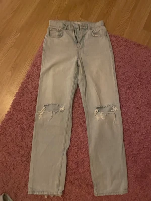 Ljusa ripped jeans från Gina tricot  - Säljer ett par ljusa jeans från g perfect jeans i storlek 36. Modellen har raka ben och snygga hål vid knäna! 