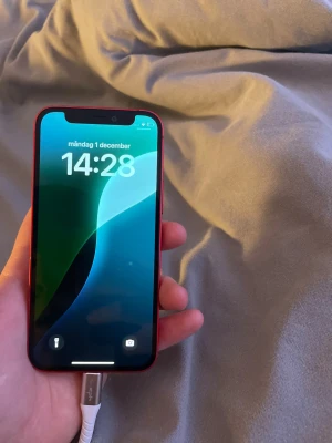 iPhone 12 mini RED - Snygg röd iPhone 12 i fint skick, fullt fungerande och med tydlig skärm. Dubbelkamera för skarpa bilder, Face ID och modern design. Inga synliga repor eller skador på skärm eller baksida. Perfekt för dig som vill ha en pålitlig och stilren mobil.det har typ kommit in vatten kamera linsen bak men också fram men det förstör inte när du ska ta bild och en liten repa på skärmen men inget du märker och inte ser när du håller på med telefonen/ dm vid frågor och fler bilder / priset är förhandling 😁