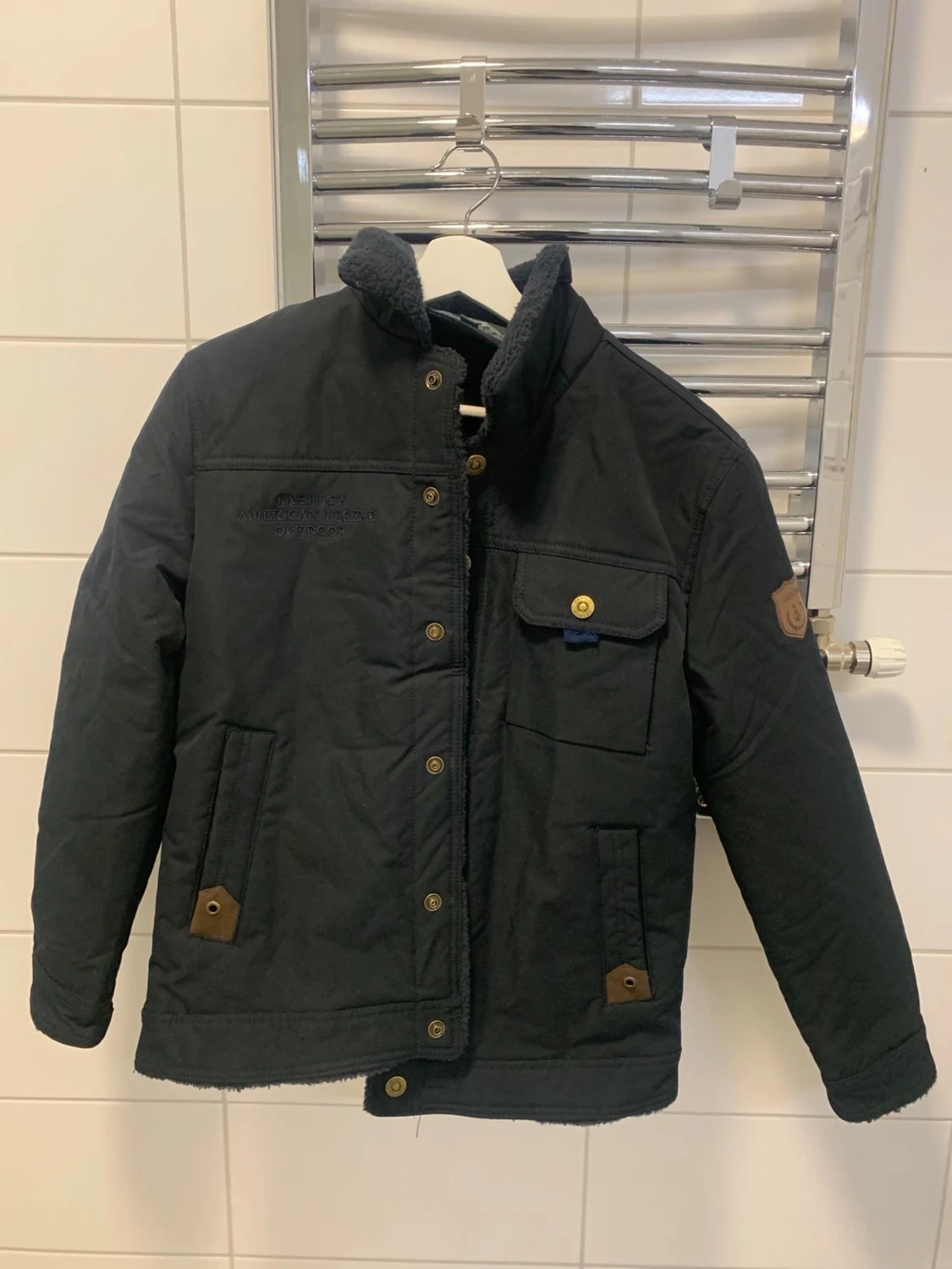 Mörkblå fältjacka med bruna detaljer