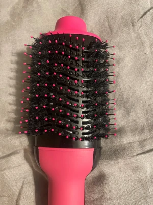 Revlon värmeborste - Jättefint skick, har möjligtvis orginalboxen hemma! Nypris: 600kr🤍🤍