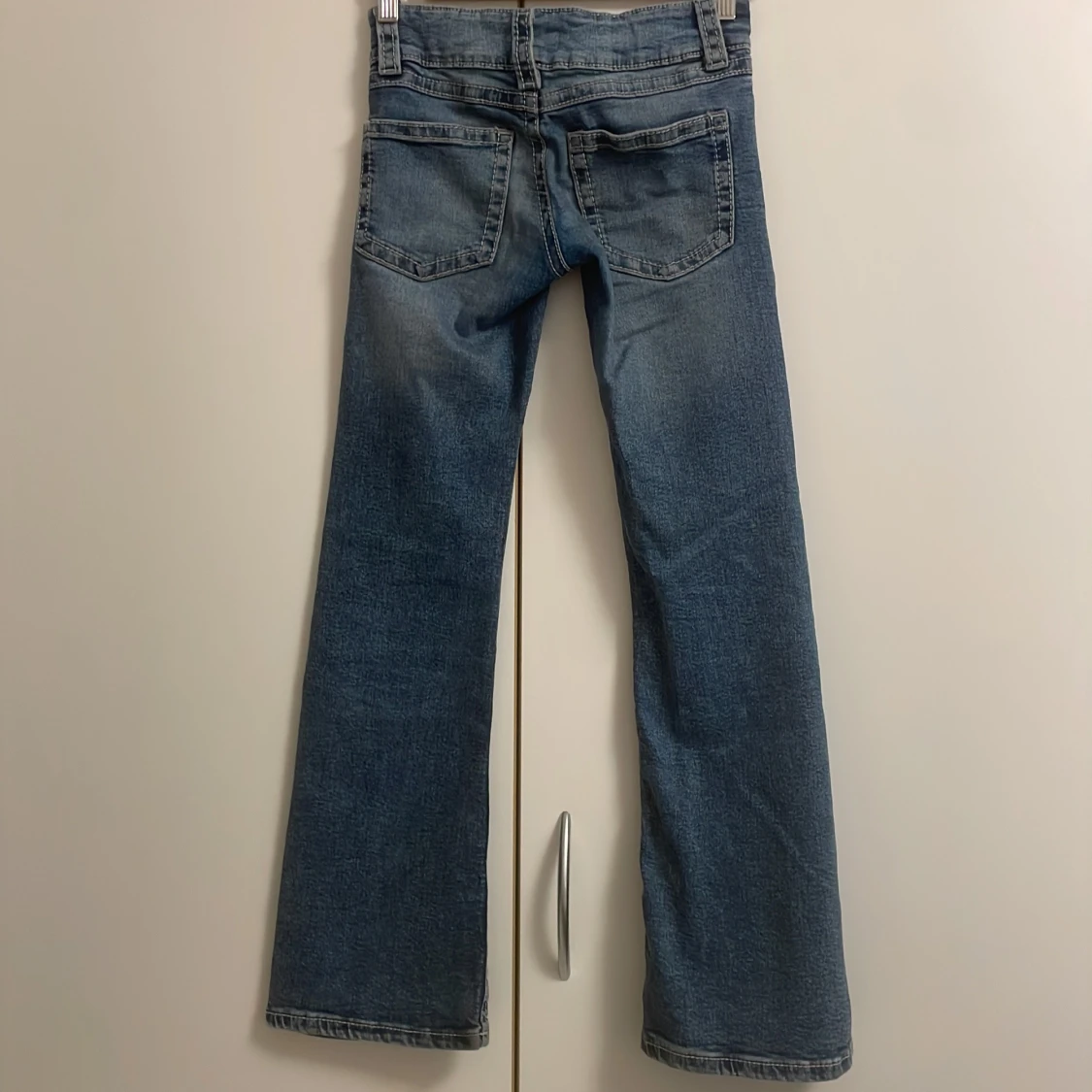 Blå bootcut jeans från Gina Tricot - 1