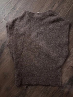 Brun stickad topp utan ärmar - Köpt i slutet av sommaren, använt ca 3ggr❤️ passar mig som vanligtvis har storlek Xs och S!
