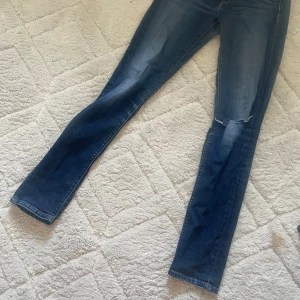Pepe low waist jeans - Säljer nu dessa fina pepe jeans som tyvärr inte kommer till användning, i fint skick. De sitter tajt och lite pösigare där nere. Formar kroppen fint! Mått som på bilderna☺️