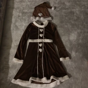 Pepparkaksklänning pepparkaksgumma julklänning pepparkaka - Supersöt, mjuk fin klänning och mössa till julen. Bra skick, sparsamt använd. Rök-/djurfritt hem. 