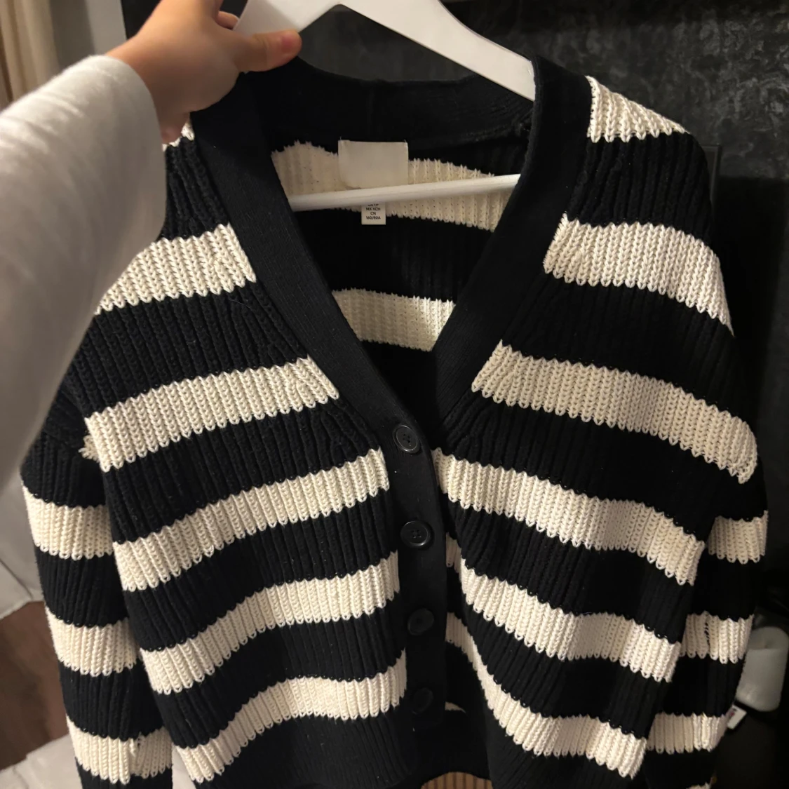 Randig svartvit kofta från H&M - 1