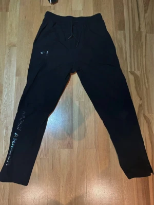 Svarta mjukisbyxor från Under Armour - Svarta mjukisbyxor från Under Armour . Sköna och sportiga, perfekta för chill eller träning.pris kan förhandlas sliten vid texten men inga hål