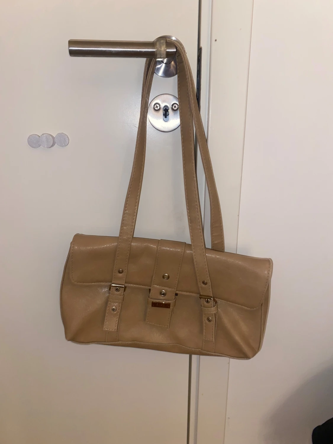 Beige axelväska i skinn med detaljer