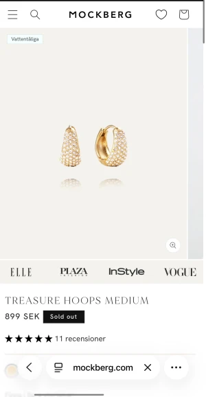 Mockberg örhängen Treasure Hoops Medium  - Säljer mina örhängen från Mockberg  Treasure Hoops i guld i storlek Medium  som är slutsålda på deras hemsida!  I väldigt fint skick och inte använda många gånger alls, dock har 1 diamant lossnat men det syns inte när man har på sig dom (se bild 5)! Asken ingår även! Köpta för 899kr