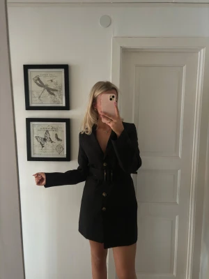 Kavaj klänning  - Använd 1 gång. Supersnygg och perfekt längd. 