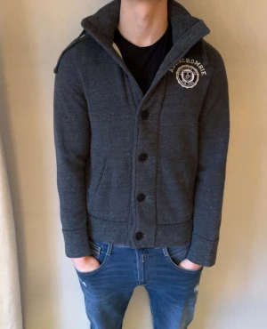 Abercrombie & fitch cardigan - Riktigt fet cardigan ifrån Abercrombie & fitch som är väldigt  sällsynt, fint skick inga defekter