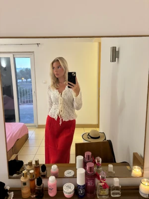 Röd satinkjol - Maxi. Slutar nere vid fötterna. Använd en gång 