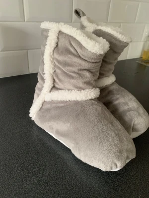 Mysiga tofflor  - I nyskick, mycket sparsamt använda. Står ingen storlek, men jag har 39 och de passar bra. Passar även någon storlek mindre och någon större. Jättemysiga