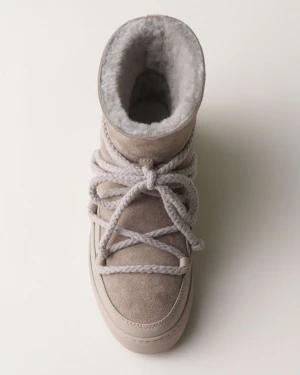 Inuikiis  - Säljer ett par beige/gråa vinterskor från INUIKII med grov snörning och rund tå. Utsidan är i mocka och skinn, insidan är fodrad med mjuk päls för extra värme. Har precis köpt dom men använda 2-3 gånger men det skyms inte! 