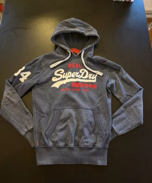 Superdry hoodie - Superdry Hoodie - Pris: 499 - Eftertraktad Colour way - Storlek: S - OBS: Lappen i nacken är avklippt - Först till Kvarn!