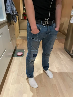 Replay jeans - Marinblåa ripade replay jeans. Knappast andvända, köpte jeansen med ripningarna. Kom med prisförslag, priset är ej huggit i sten. Knappast andvänt något så extremt bra skick!🙌