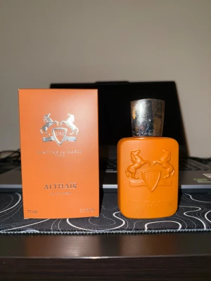 Parfums de Marly Althaïr 75ml (80%) med kvitto från Åhlens - Althaïr från Parfums de Marly i en snygg orange flaska. Volym: 75 ml. Tillverkad i Frankrike. Perfekt för dig som vill sticka ut med en exklusiv doft från ett trendigt parfymhus.