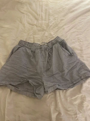 Randiga blå-vita shorts med snörning - Randiga shorts från lager 157 jätte sköna att gå runt i 