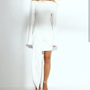 Vit kortklänning NAKD - Söker denna från NAKD i M eller L. Skriv om ni säljer!