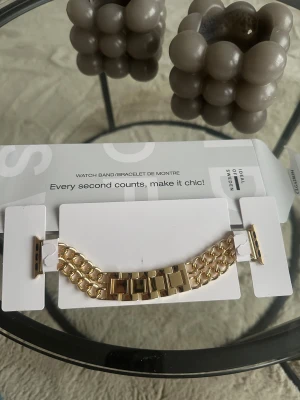 Guldfärgat Apple Watch-armband 42mm - Snyggt guldfärgat armband till Apple Watch Series 1-3 (42mm) från Ideal of Sweden. Kedjedesign med rektangulära länkar i metall ger en lyxig och trendig vibe. Perfekt för dig som vill ge din klocka en extra touch av stil. Slutsåld på deras hemsida (199.99kr)⌚️