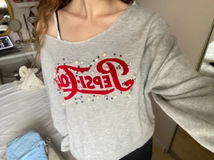 Off shoulder tröja  - Off shoulder tjock tröja i bra skick💋står Pepsi cola med massa stenar och pärlor runt om🫶🏼 storlek S men skulle passa mindre och större också 