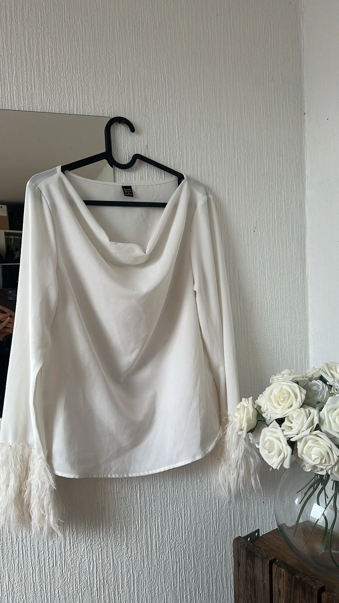 Vit blus med fjädrar - 1