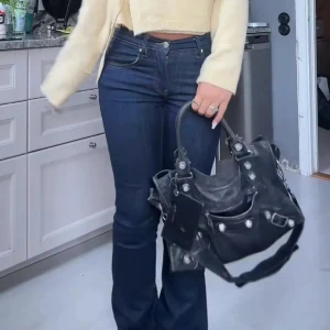 Mörkblå bootcut jeans från gina  - Snygga lågmidjade mörkblå bootcut jeans från Gina💕 slutsåld på nätet, knappt använda! 