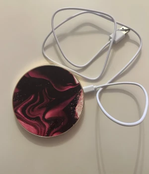 Ideal of Sweden Wireless Charger - Trädlös laddare från Ideal of Sweden med snyggt marmormönster. Qi-certifierad, stödjer snabbladdning upp till 10W. USB-kabel medföljer. Aldrig använd. 