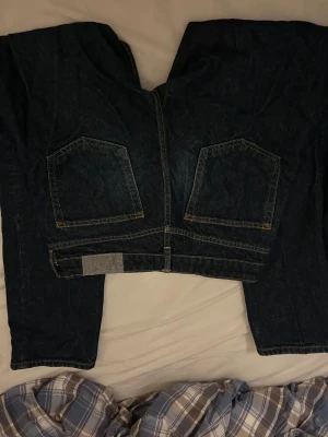 Karve mörkblå raka jeans, stl 29 - Mörkblå jeans från Karve i rak modell med klassisk femficksdesign och snygga kontrastsömmar. Jeansen har normal passform och är tillverkade i slitstarkt denimtyg. Perfekt för dig som gillar stilrena och tidlösa jeans med raka ben. Midjemått:38 Innerbenslängd: 80 Öppen för prisförändringar! 