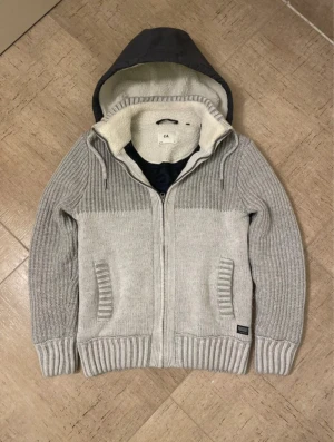 C&A Cardigan  - En riktig snygg grå C&A cardigan Jacka i extremt bra skick! Den är i storlek S, den ör också väldigt varm och Schön som blir perfekt nu för vintern! Kontakta gärna oss om du har frågor, priset kan diskuteras vid snabb affär!