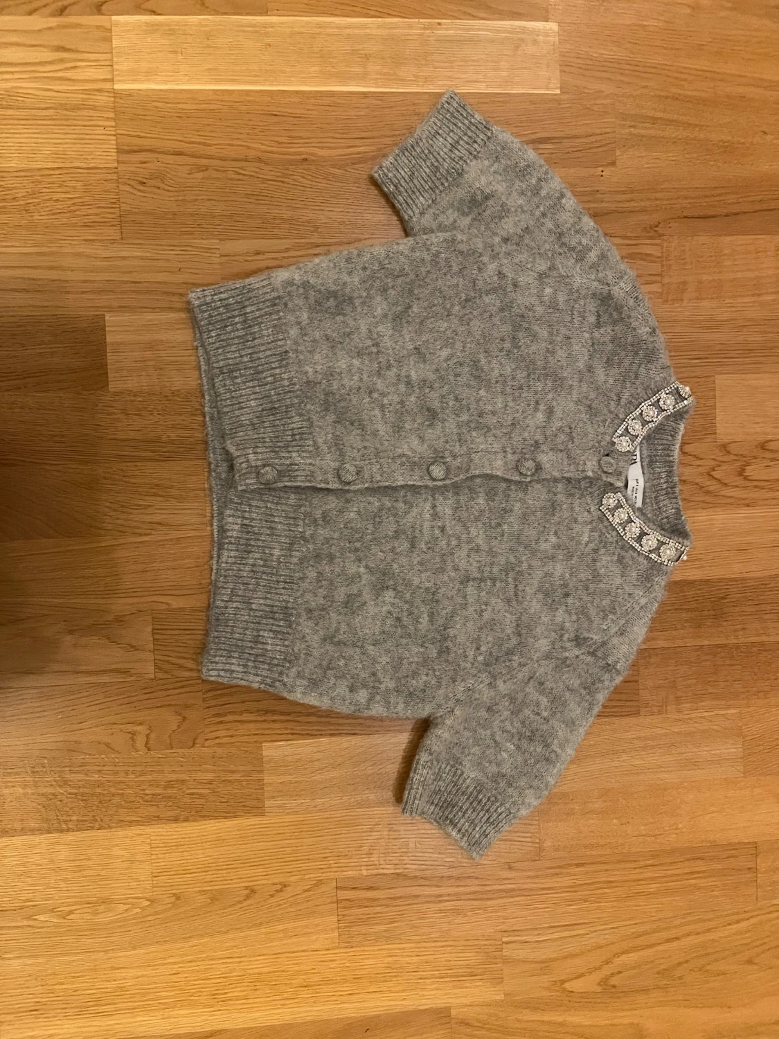 Grå kofta med pärlor från Zara - 2
