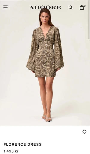 ADOORE klänning - Storlek 38, en knapp gick av direkt jag satte på den därav priset, men ingenting man märker. använd en gång, tryck gärna på köp nu💞