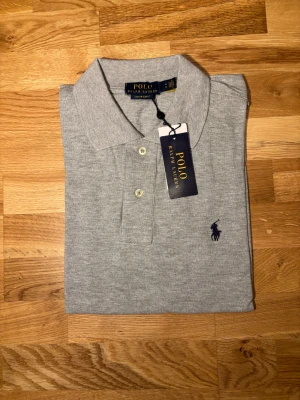 Polo Ralph Lauren – Slim Fit – Storlek M – Ny med tag - Polo Ralph Lauren – Slim Fit Piké Säljer helt ny  Slim fit-modell. Skick: 10/10 Snabb leverans helt ny aldrig använda. Pris kan diskuteras så klart