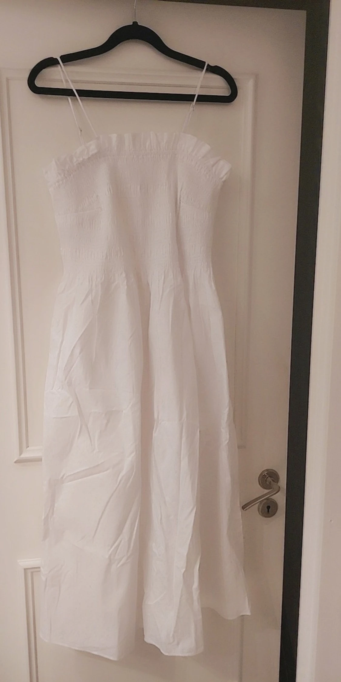 Vit långklänning med smock och volang - 3