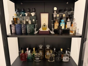 Parfymer/parfymprover/samples/splittar - Säljer samples från hela min samling. Storlekarna är 2/3/5/10/30ml. Det ingår högkvalitativa glasdekanter. Går att antingen köpa via Plick eller privat, upp till dig. Bara att fråga om man undrar över pris eller liknande. Jag är inte intresserad av att byta/sälja hela flaskor. Vi hörs!