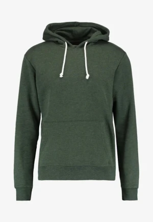 Grön hoodie med snörning - Mörkgrön hoodie med klassisk huva och vita snören. Tröjan har en stor magficka framtill och ribbade muddar vid ärmslut och nederkant. Perfekt för chill dagar och enkel att matcha med jeans eller joggers.